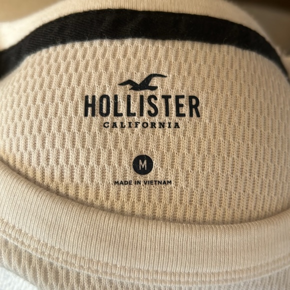Selling a never worn Hollister long sleeve men’s shirt.  Size medium. - Picture 3 of 4